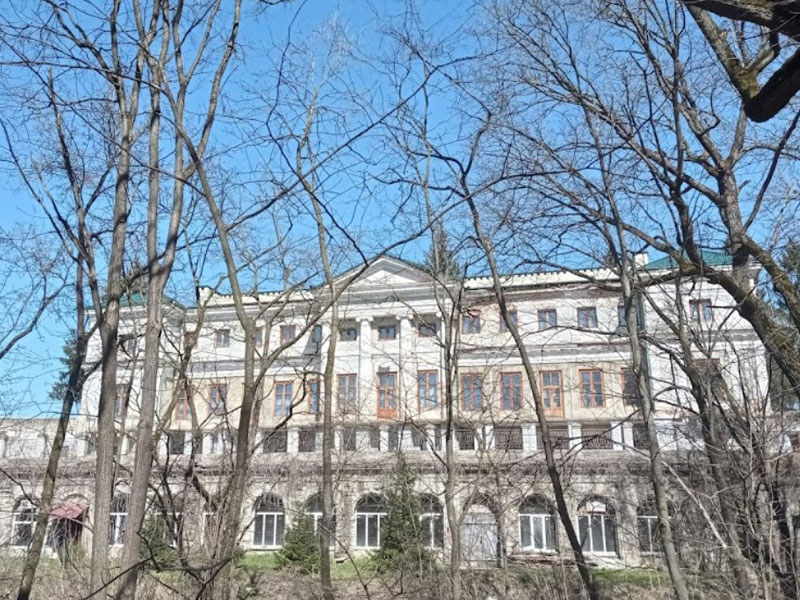 Палац Комарів, смт Муровані Курилівці