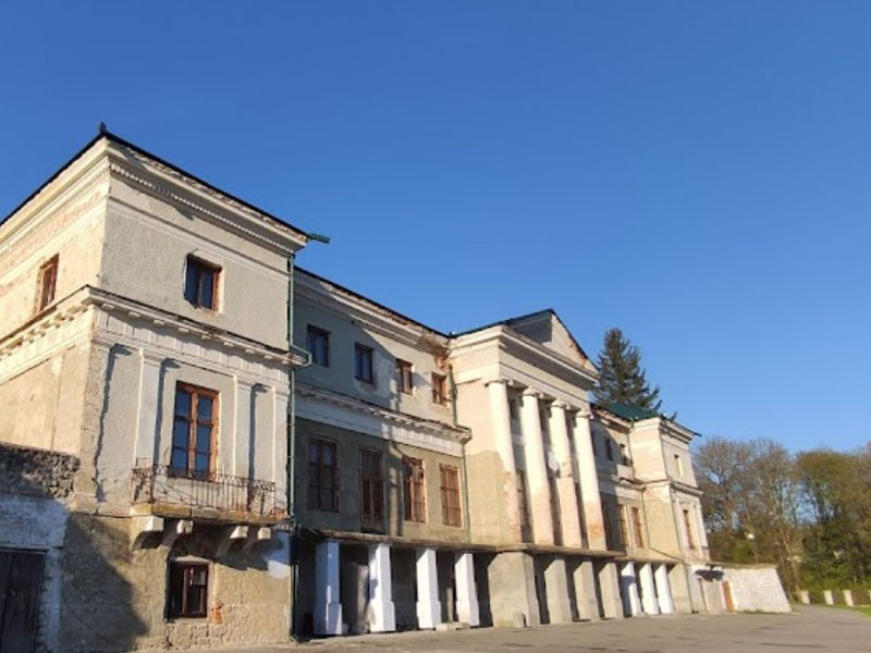 Палац Комарів, смт Муровані Курилівці