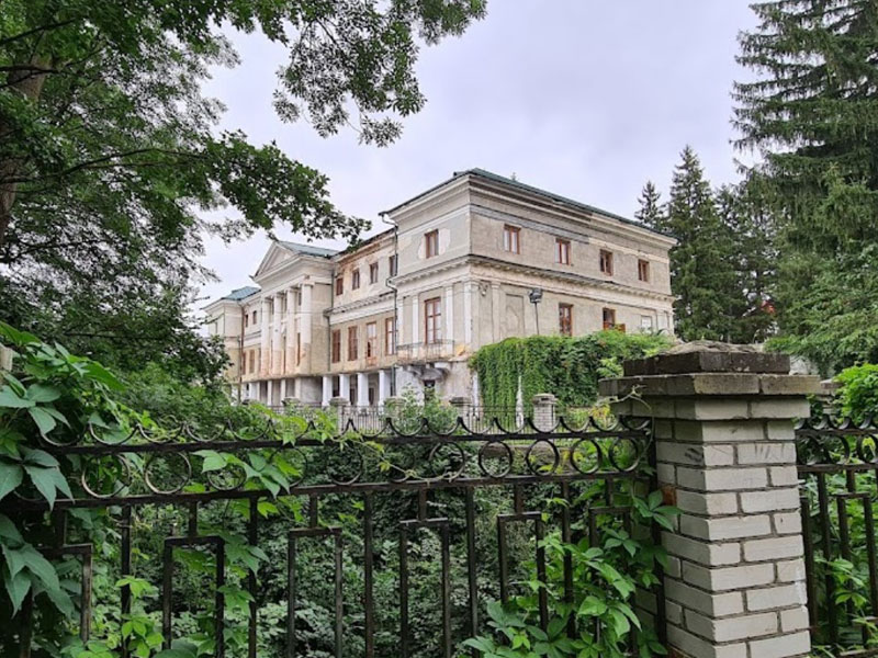 Палац Комарів, смт Муровані Курилівці