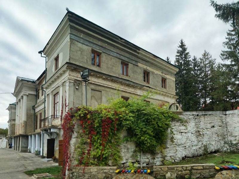 Палац Комарів, смт Муровані Курилівці