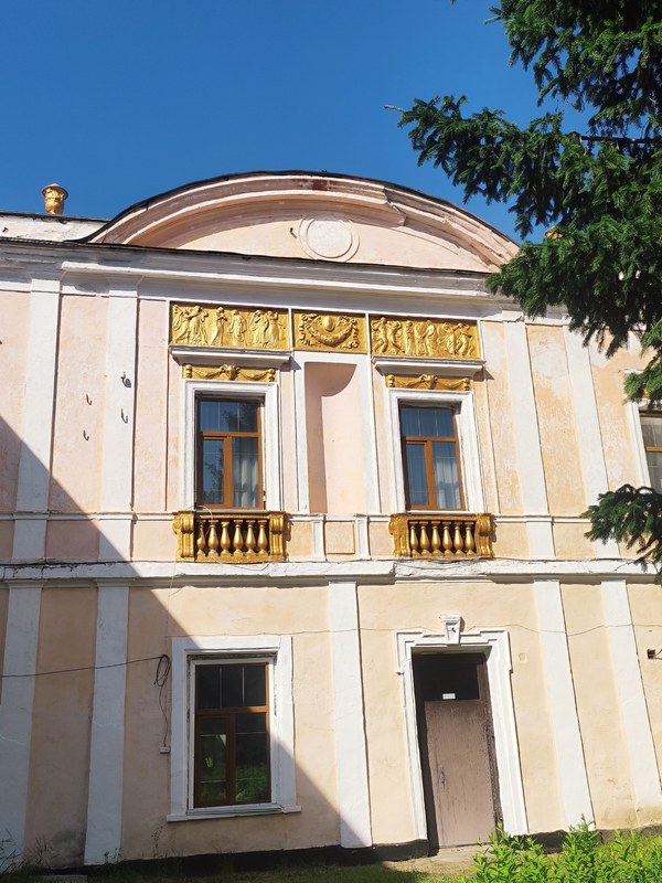 Золотисті барельєфи та фронтон фасаду садиби Ценіної, Котюжани