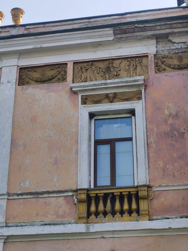 Декоративне вікно садиби Ценіної з барельєфами та балюстрадою